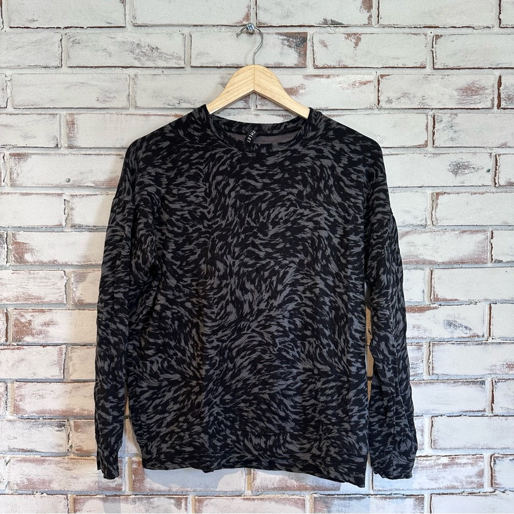 Athleta studio to street black Lynx pullover sweatshirt size small